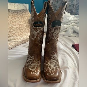 NWT Shyanne White Floral Cowgirl Boots